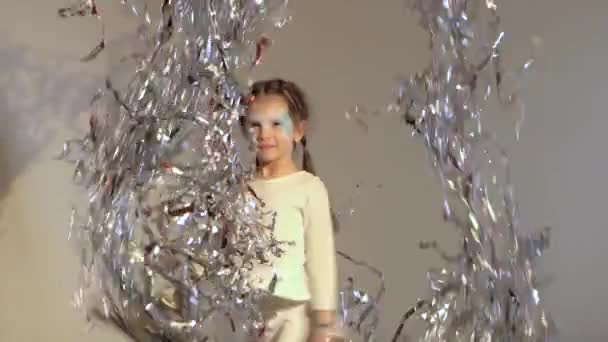 Slow Motion av Kid hoppning och kasta upp silverglitter. — Stockvideo