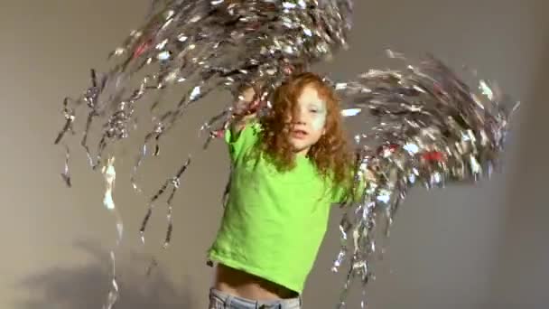 Slow Motion av Ginger Girl vinka glitter i hennes händer. — Stockvideo