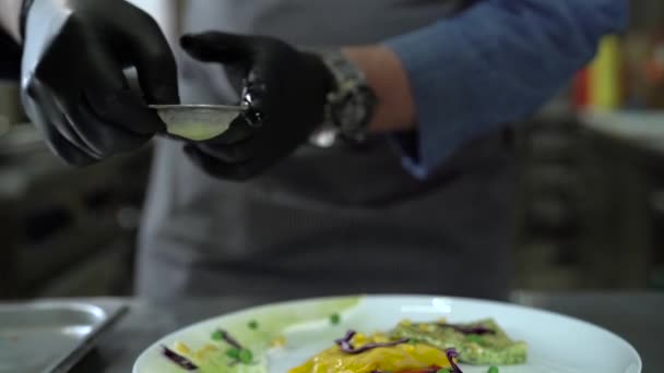 Chef rociando panqueques a través de un tamiz en la cocina de los restaurantes . — Vídeos de Stock