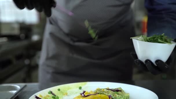 Chef en guantes negros pone verduras en panqueques con pinzas . — Vídeos de Stock