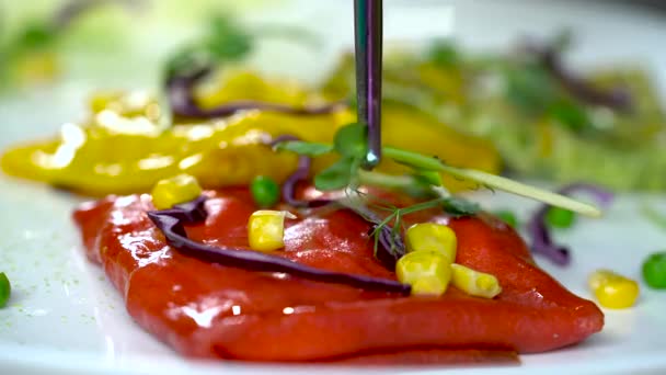 Deliciosos panqueques elaborados por un hábil chef en el restaurante . — Vídeo de stock