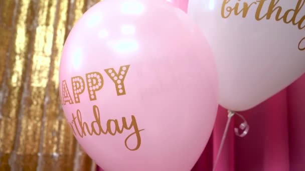 Gelukkige verjaardag lucht ballonnen op kleurrijke achtergrond. Viering met decoraties. — Stockvideo