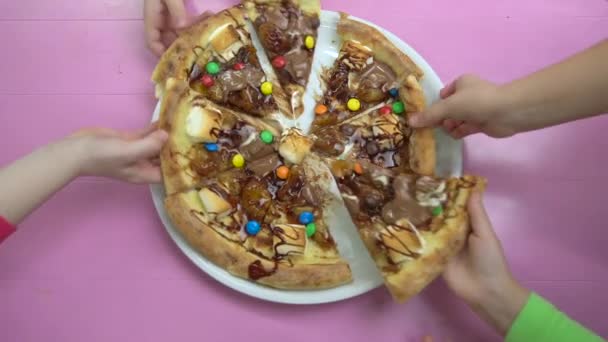 Fünf Hände nehmen fünf Scheiben Pizza mit geschmolzener Schokolade — Stockvideo