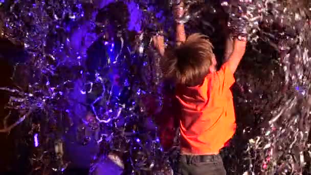 Niños saltando, bailando y vomitando un poco de oropel plateado brillante — Vídeos de Stock