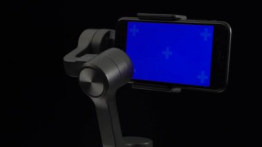 Akıllı telefonda mavi ekranlı bir steadicam gimbal stabilizatör.