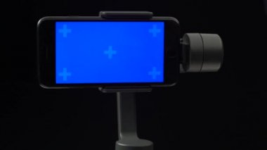 Akıllı telefonda mavi ekran ile hareket halinde bir steadicam.