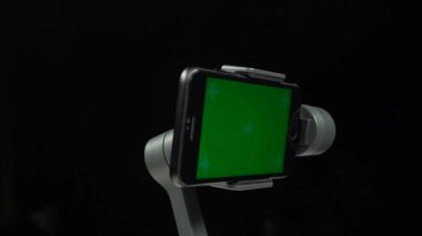 Akıllı telefonda yeşil ekranlı bir steadicam gimbal stabilizatör.