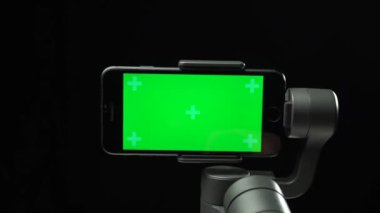 Steadicam kalkanın sol tarafından merkeze hareket.