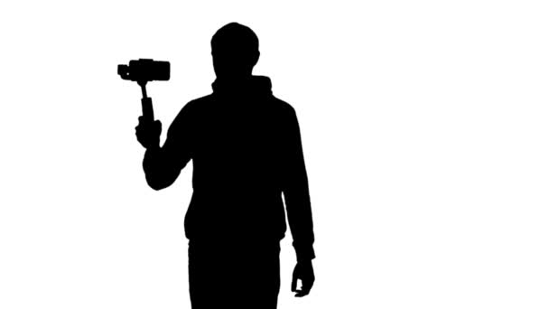 Filmemacher filmen Gesicht beim Gehen mit Steadicam und Smartphone. — Stockvideo