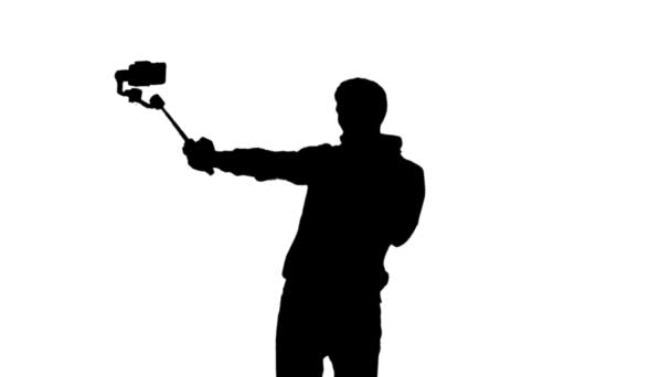 Fotografi silhouette fare selfie con l'aiuto di steadicam e smartphone . — Video Stock