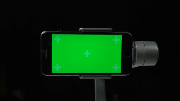 Schwebestativ-Gimbal-Stabilisator mit grünem Bildschirm auf dem Handy. — Stockvideo