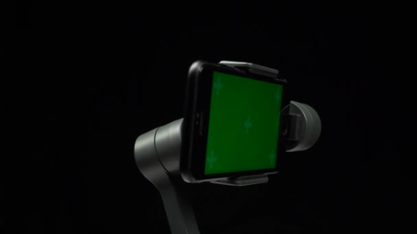 Steadicam z zielonym ekranem na smartfonie przędzenia wokół jego osi. — Wideo stockowe