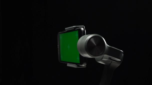 Steadicam Gimbal stabilisator met groen scherm op smartphone spinnen rond. — Stockvideo