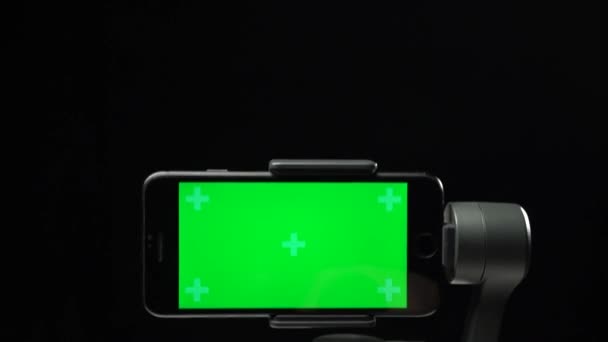 Steadicam avec smartphone à écran vert se levant et tombant . — Video