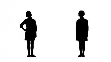 Bulaşıklarını öven iki siyah şef kadın silueti..