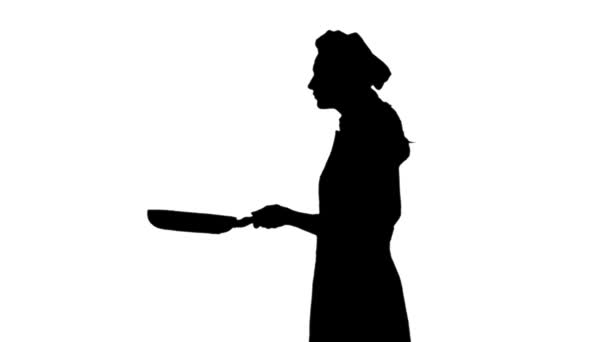 Μαύρη σιλουέτα της μαγείρισσας είναι τηγανίζοντας και μυρίζοντας το πιάτο. — Αρχείο Βίντεο