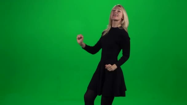 Vrouw dansend in zwarte jurk. Groen scherm — Stockvideo
