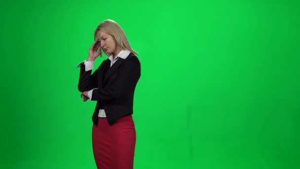 Femme blonde regardant bouleversé debout contre écran vert chroma fond clé . — Video