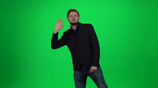 Zakenman zwaaiende zijn hand staande geïsoleerd tegen Chroma Key achtergrond. — Stockvideo