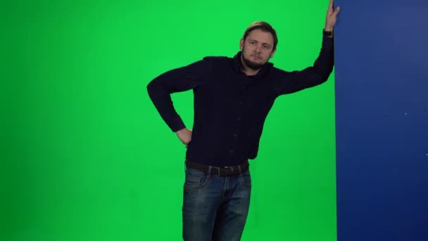 Férfi hajolva kezét a falra álló ellen, zöld, képernyő háttér. — Stock videók