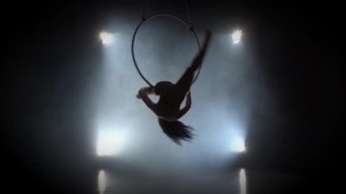 Ringde hava akrobat. Genç bir kız hava halka001 akrobatik elemanları gerçekleştirir