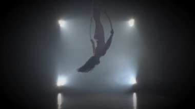 Ringde hava akrobat. Genç bir kız hava halka002 akrobatik elemanları gerçekleştirir