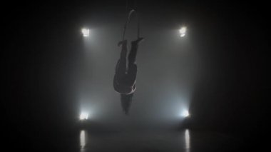 Ringde hava akrobat. Genç bir kız hava halka003 akrobatik elemanları gerçekleştirir