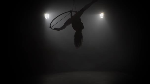Молодая девушка выполняет акробатические элементы в воздушном кольце 009 — стоковое видео