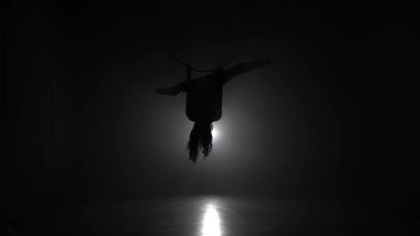 Légi Akrobata a ringben. Egy fiatal lány elvégzi az akrobatikus elemek a levegőben gyűrű 040 — Stock videók
