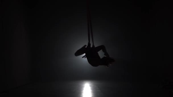 Kvinnlig flyggymnast uppträder på ett rött siden i en cirkus scen. Spännande akrobatisk show. 043 — Stockvideo