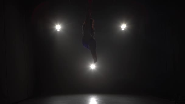 Hermosa mujer bailando con seda aérea sobre un fondo de tres rayos 048 — Vídeo de stock
