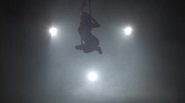 Üç ışınları arka planda hava ipek ile dans güzel kadın 050