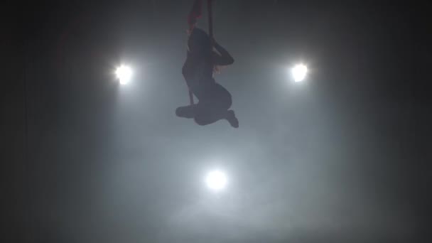 Красивая женщина танцует с воздушным шелком на фоне трех лучей 050 — стоковое видео