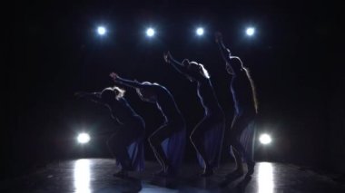 Zarif kadın stüdyonun siyah arka plan üzerinde dans ediyor