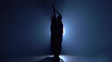 Üç güzel sanatsal balerin modern balenin dans unsurları.