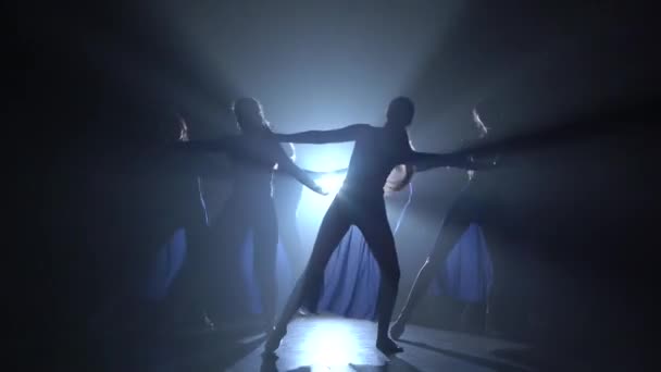 Bailarines de ballet elegantes en el estudio en el centro de atención sobre fondo negro — Vídeos de Stock