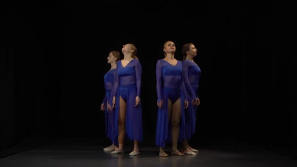 Emotionele ballerina's zijn dansen elementen van moderne ballet in Studio — Stockvideo