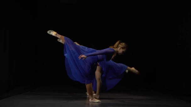 Flexibele ballerina's dansen op zwarte achtergrond van Studio. — Stockvideo