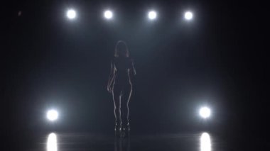 Spor takım elbiseli kadın kangoo ayakkabılarıyla egzersiz yapıyor..