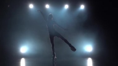 Kangoo egzersizleri yapan spor takım elbiseli kadın ayakkabı atlar.