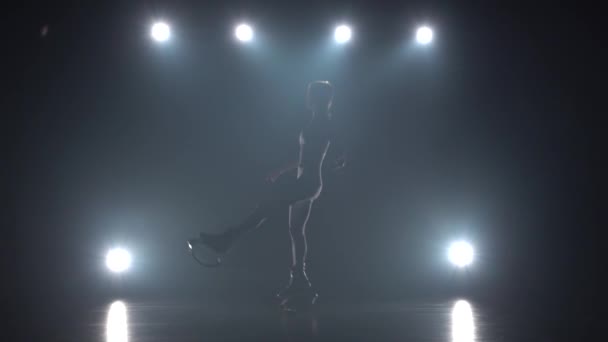 Athletic lány csinál gyakorlatokat Kangoo ugrik cipők. — Stock videók