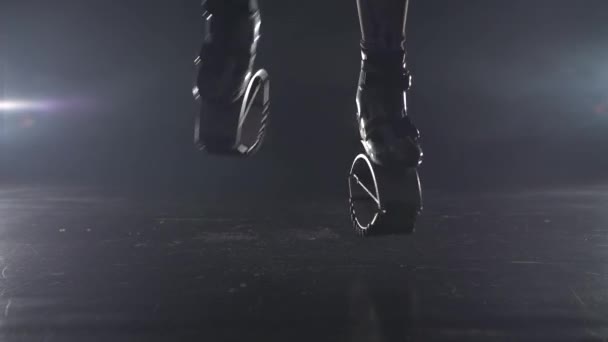 Beine bei Übungen in Kangoo-Jumps-Schuhen. Nahaufnahme — Stockvideo