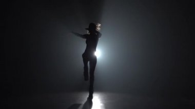 Spor takım elbiseli kız kangoo egzersizleri yapıyor ayakkabı atlar.