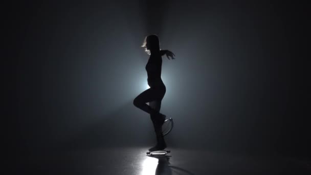Κυρία στο Αθλητικό κοστούμι κάνει ασκήσεις σε κανγκου άλματα παπούτσια. — Αρχείο Βίντεο