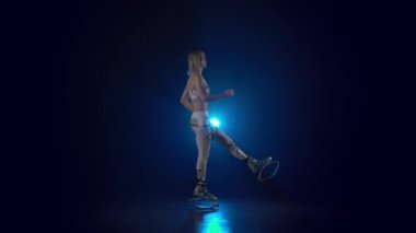 Kangoo ayakkabı atlar spor takım elbise li güzel kız dans.