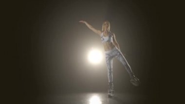 Kangoo egzersizleri yapıyor spor takım elbise sanatçı ayakkabı atlar.