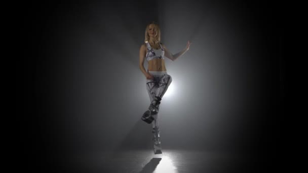 Милая женщина в спортивном костюме делает упражнения в прыжках с кангу . — стоковое видео