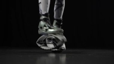 Kangoo'da sahne alan eğitmenlerin yakın çekim hareketi ayakkabıdan atlar.