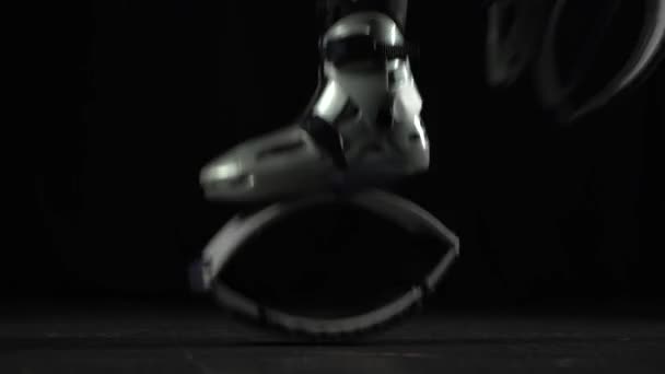 Treinadores pernas realizando em kangoo saltos sapatos. Close-up — Vídeo de Stock