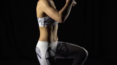 Yakın çekim hareket, kangoo egzersizleri yapan kadın vücut ayakkabı atlar.